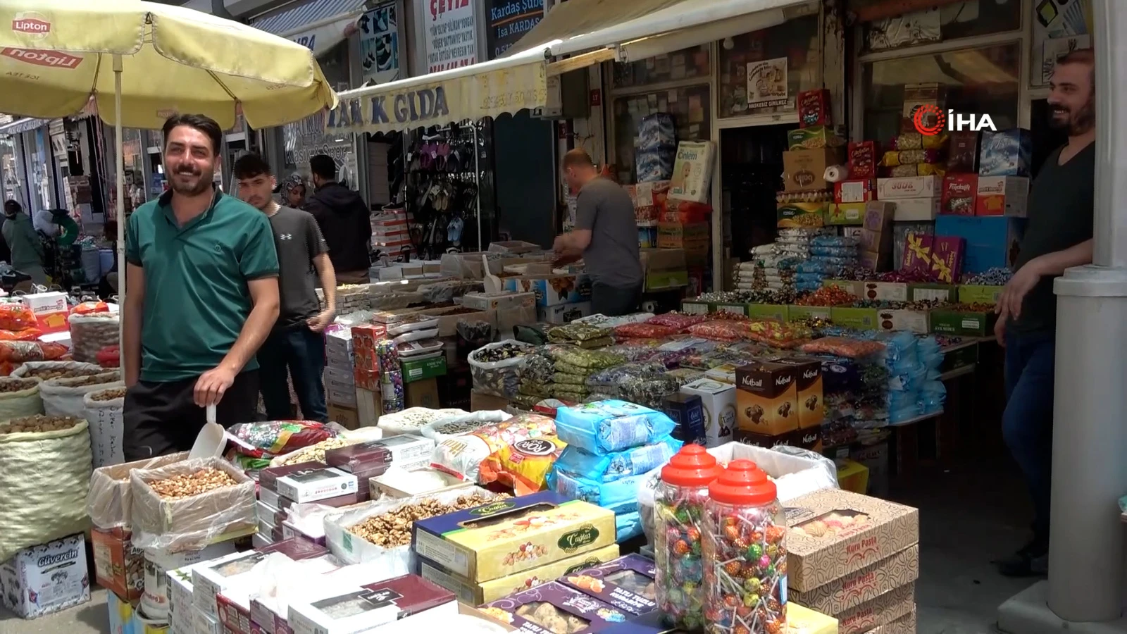 Van'da bayram telaşı: Çarşı ve pazarda renkli görüntüler