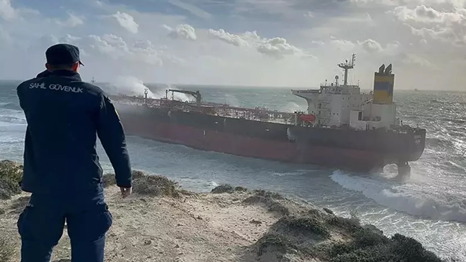 Bozcaada açıklarında fırtınada sürüklenen tanker karaya oturdu