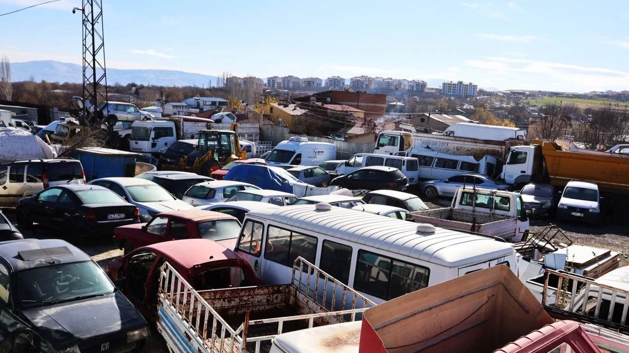 500 milyon TL'lik servet kaderine terk edildi... Lüks araçlar yosun tuttu