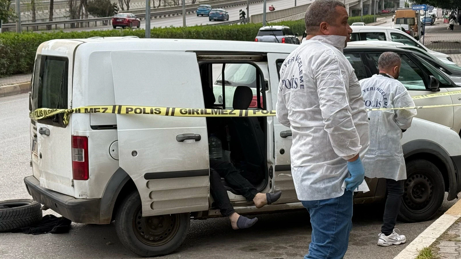 Antalya'da bir kişi adliyeye birlikte gittiği arkadaşını, döndüğünde araçta ölü buldu
