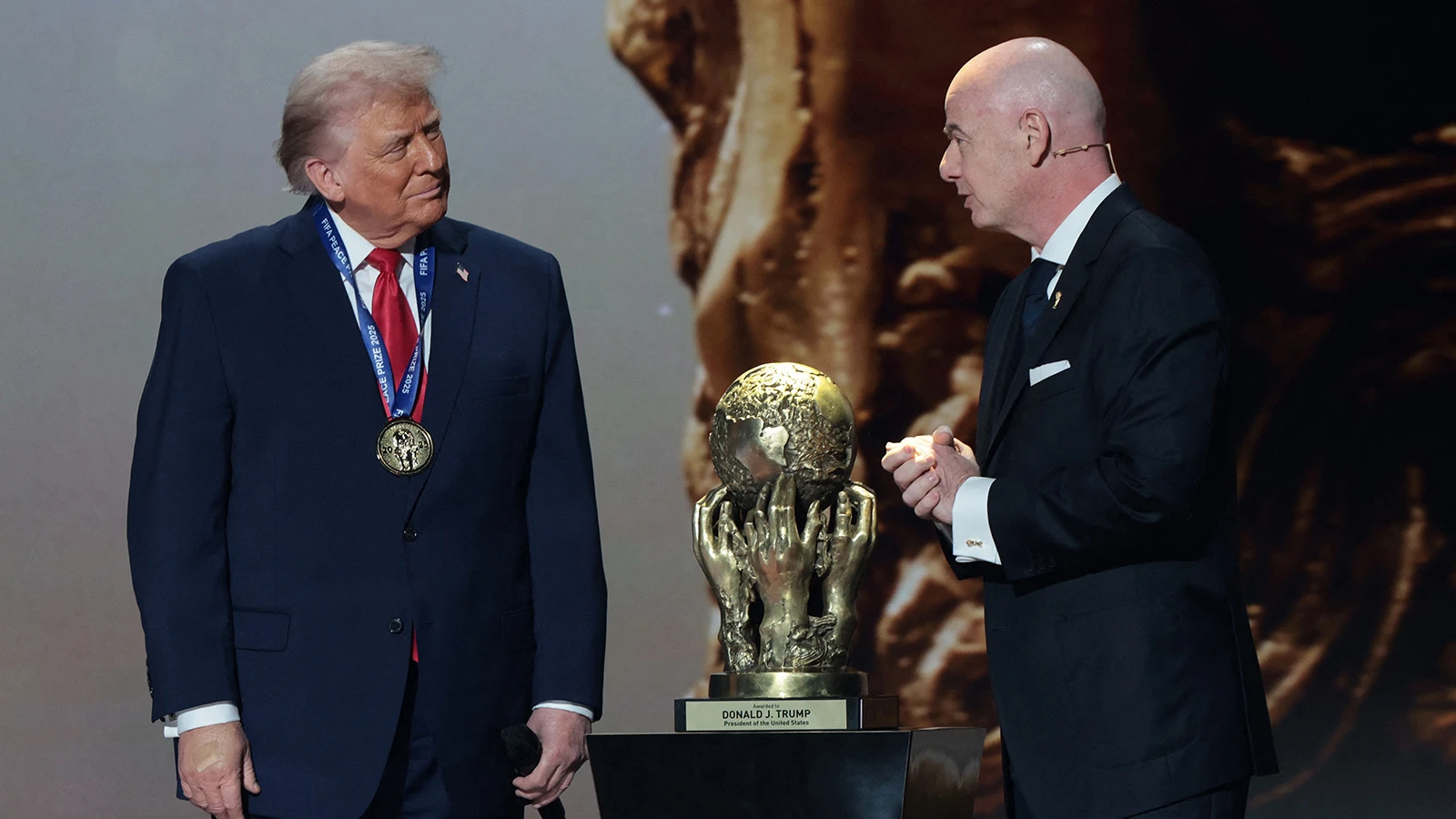 Donald Trump, FIFA Barış Ödülü’nün sahibi oldu