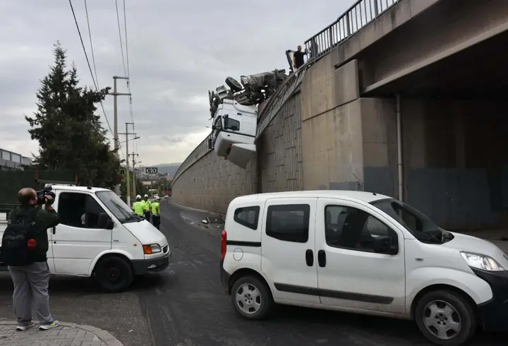 Viyadükte asılı kalan TIR'ın kaza görüntüleri ortaya çıktı