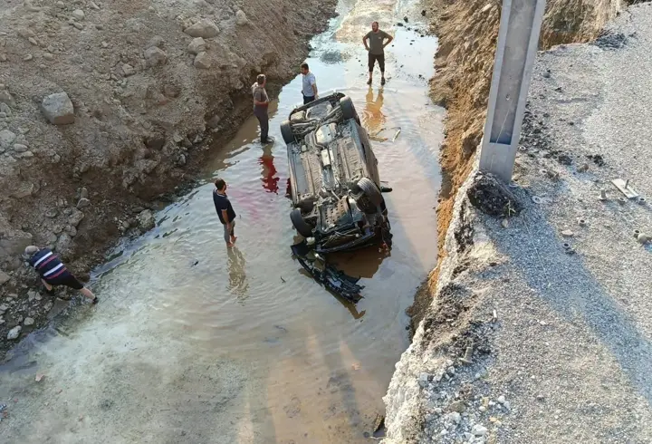 Dereye devrilen otomobildeki baba ve oğlu öldü