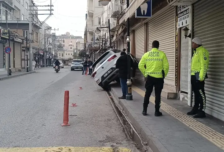 Nusaybin’de otomobil kaldırıma çıkıp iş yerinin kepengine yaslandı