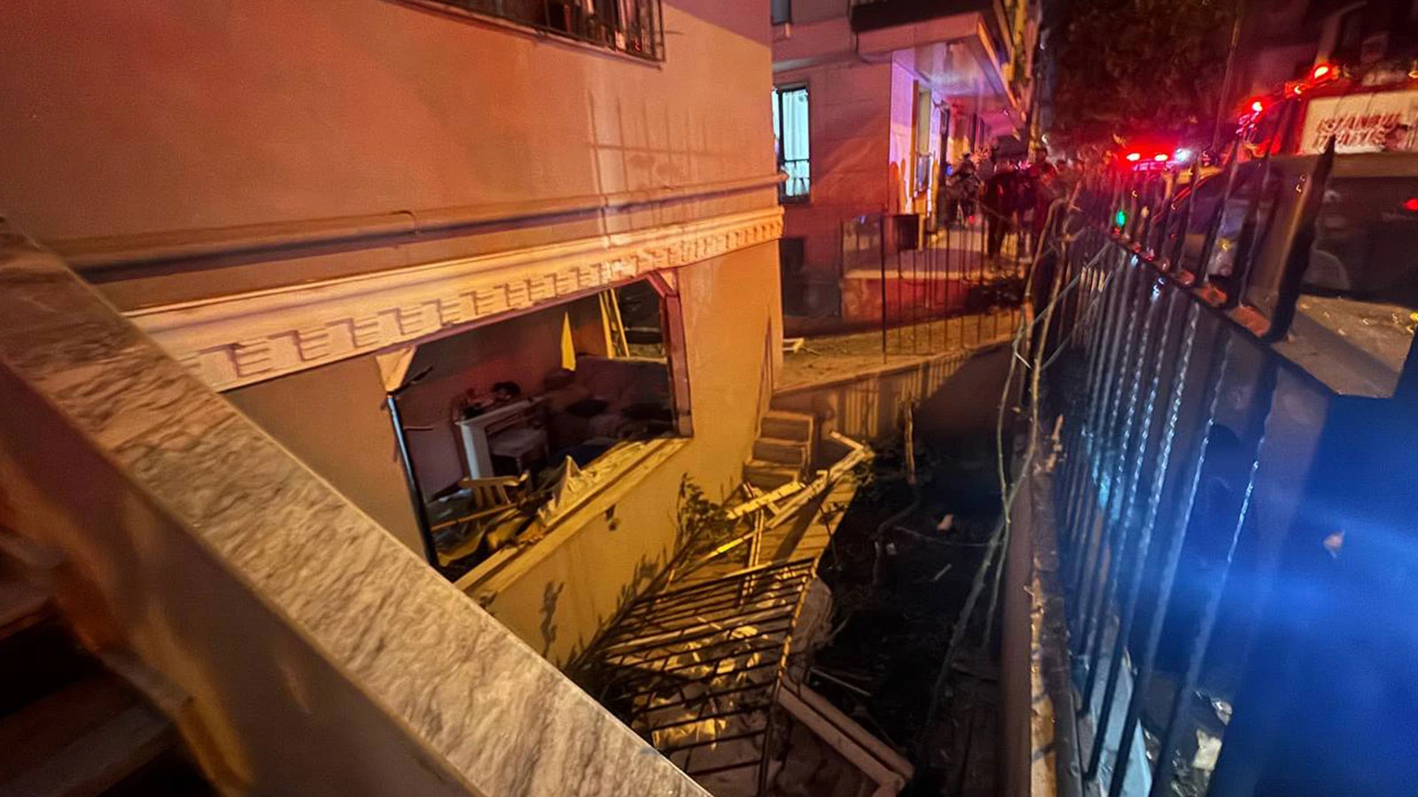 Güngören'de bir binanın bodrum katında patlama! Yaralılar var