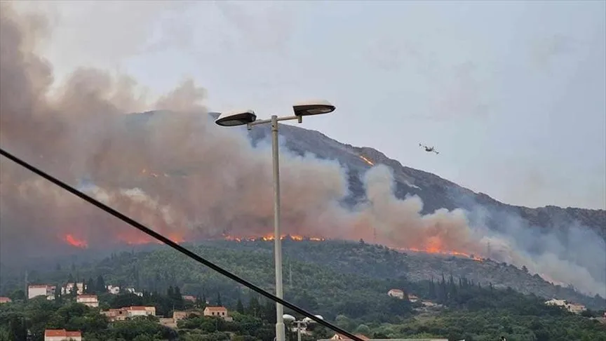 Hırvatistan'da kontrol altına alınamayan yangına müdahale sürüyor