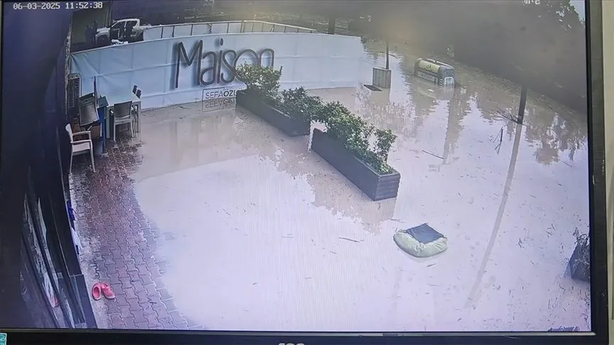 Trabzon'daki taşkında suyun yükselme anı güvenlik kamerasınca kaydedildi