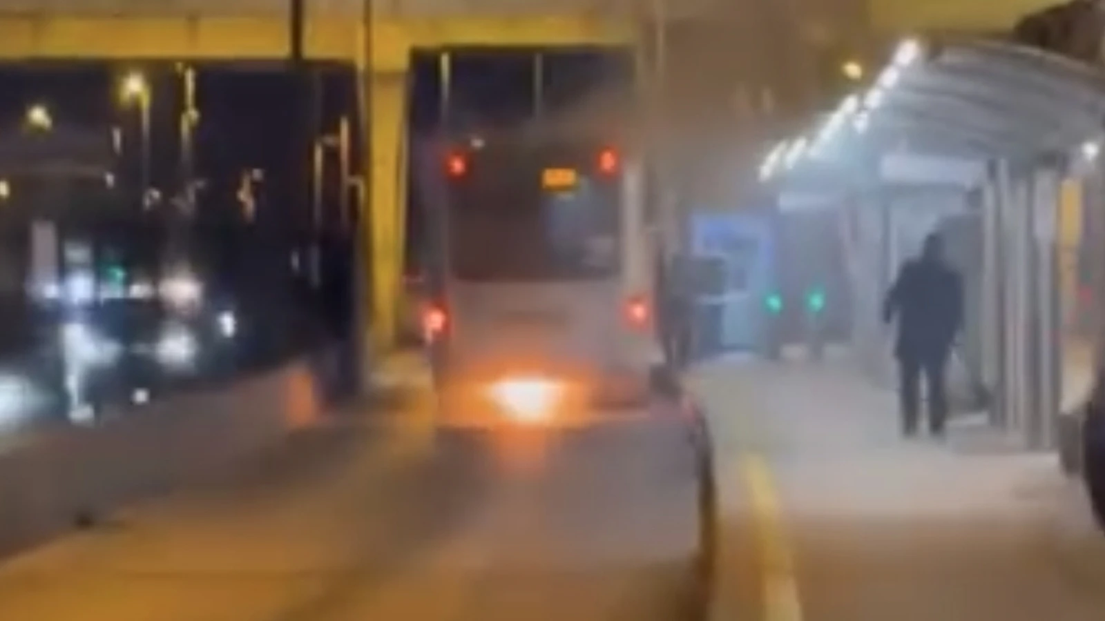 Metrobüste korkutan yangın! Yolcular büyük panik yaşadı