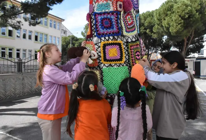 İzmir'de ilkokul öğrencileri ağaçları örgü motiflerle süsledi