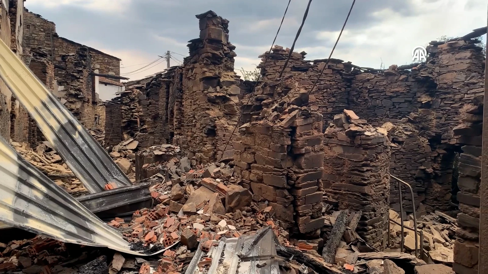 İspanya'da yangının yol açtığı tahribat görenleri şoke etti