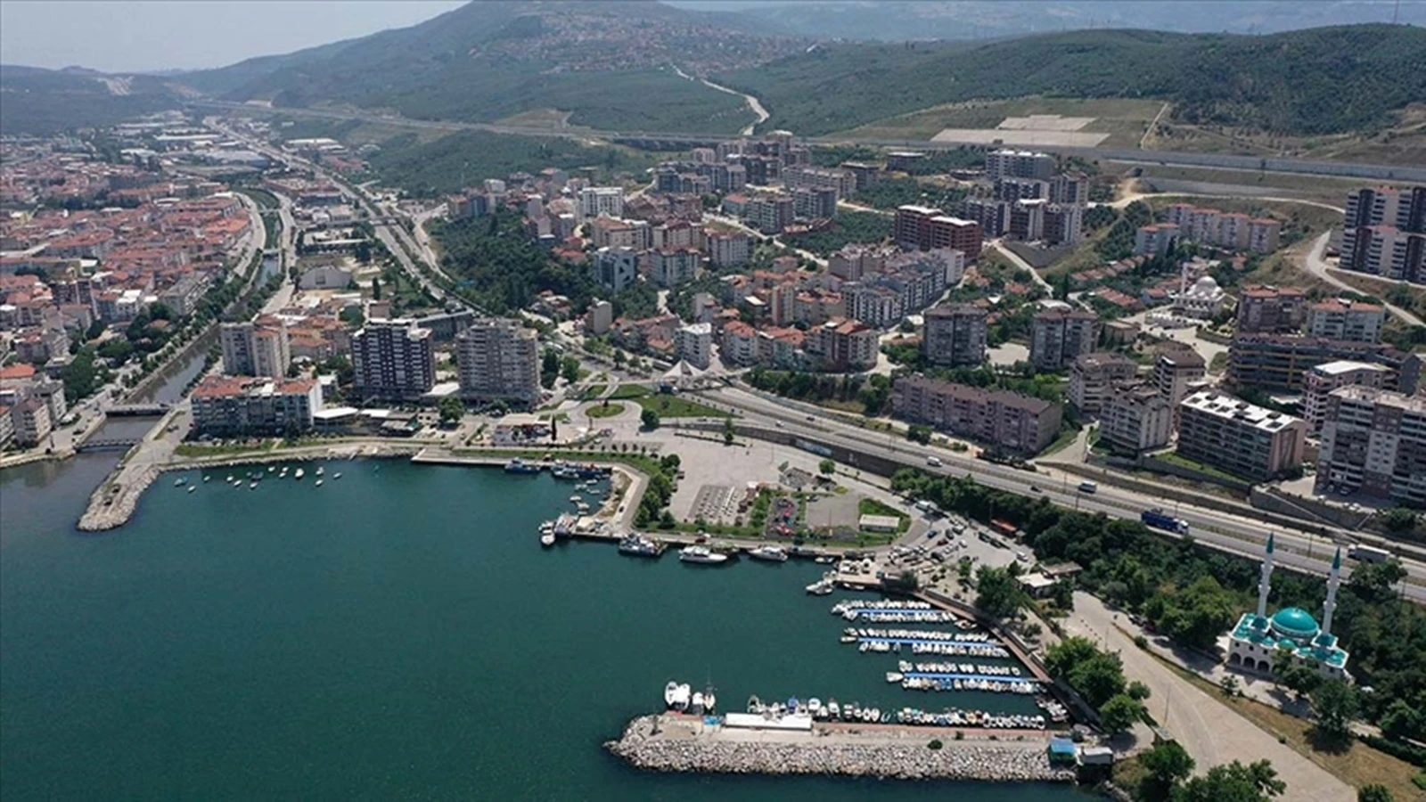 Son dönemde herkesin akın ettiği ilçe! Denizi herkesi büyülüyor