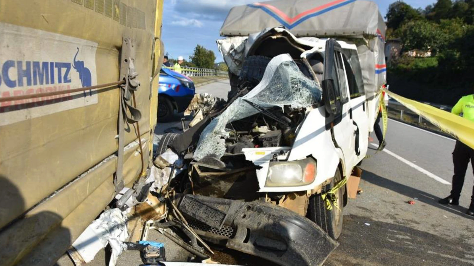 Giresun'da minibüs tıra çarptı: 1 ölü, 2 yaralı