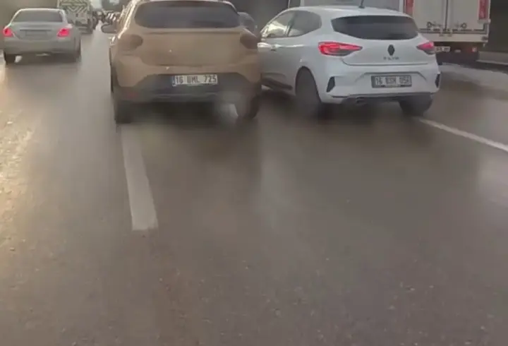 Otomobil sürücülerinin 'şerit' kavgası kask kamerasında