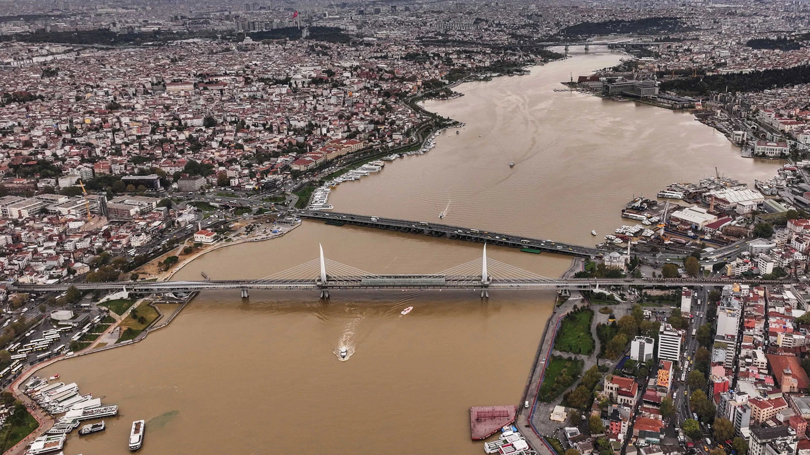 İstanbul'da Sağanak Sonrası Şaşırtan Görüntü! Boğaz Ve Haliç Kahverengiye Döndü