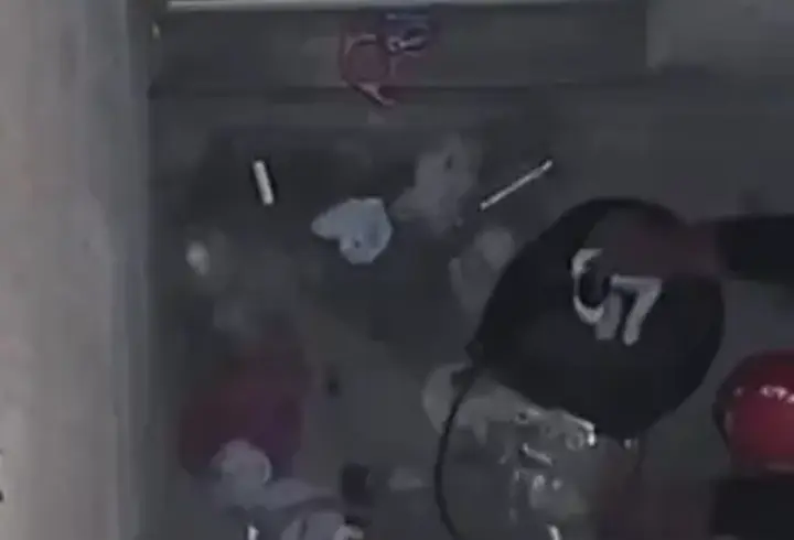 Kayseri’de havalandırma boşluğuna düşen kediyi itfaiye kurtardı