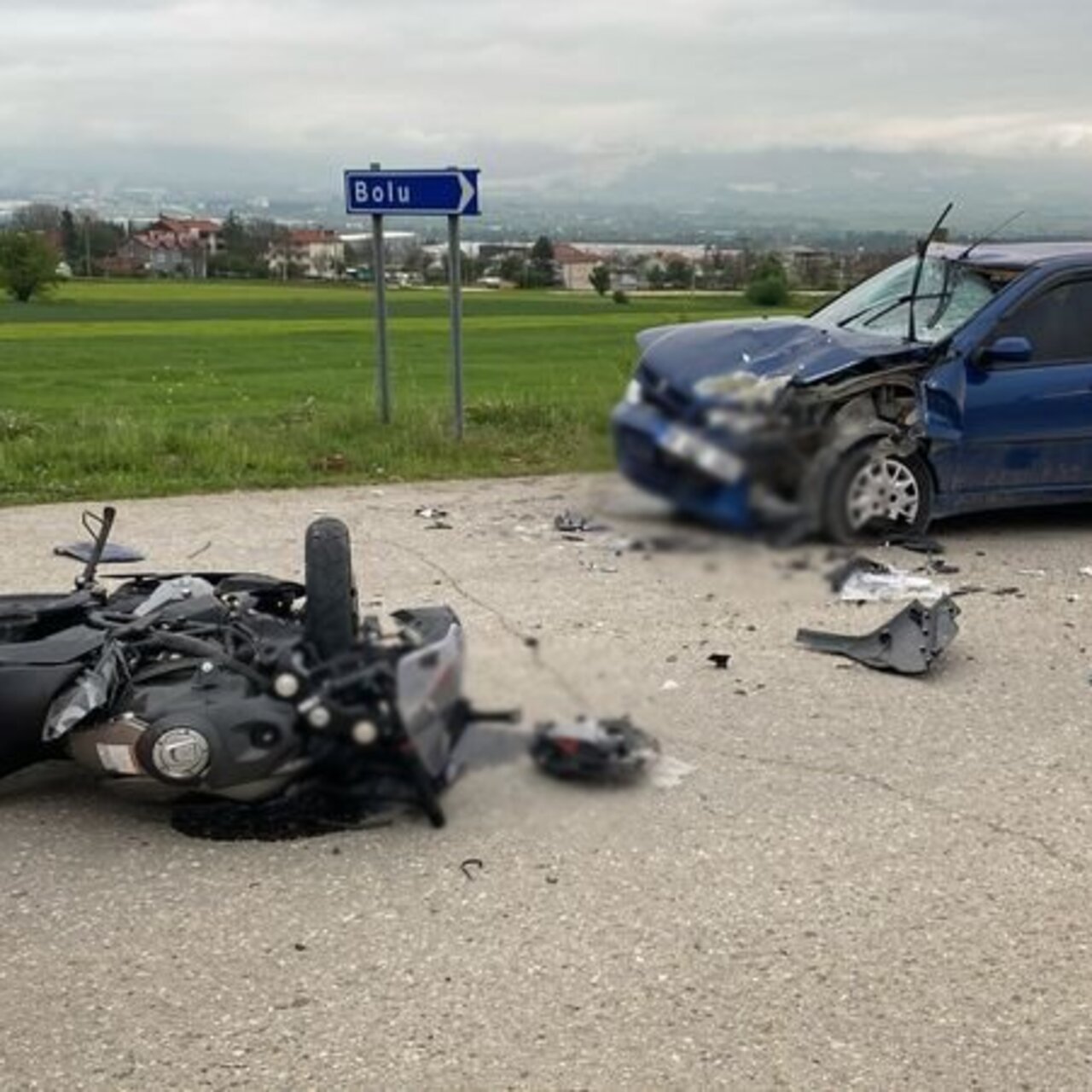 Otomobille motosiklet çarpıştı: 2’si ağır 6 yaralı