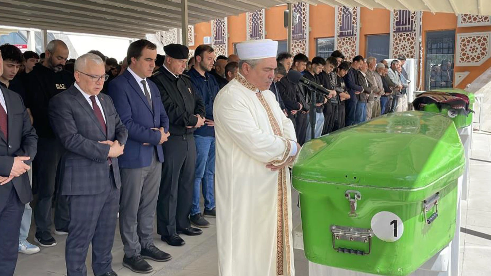 Sivas'ta vahşice öldürülen iki kardeş toprağa verildi