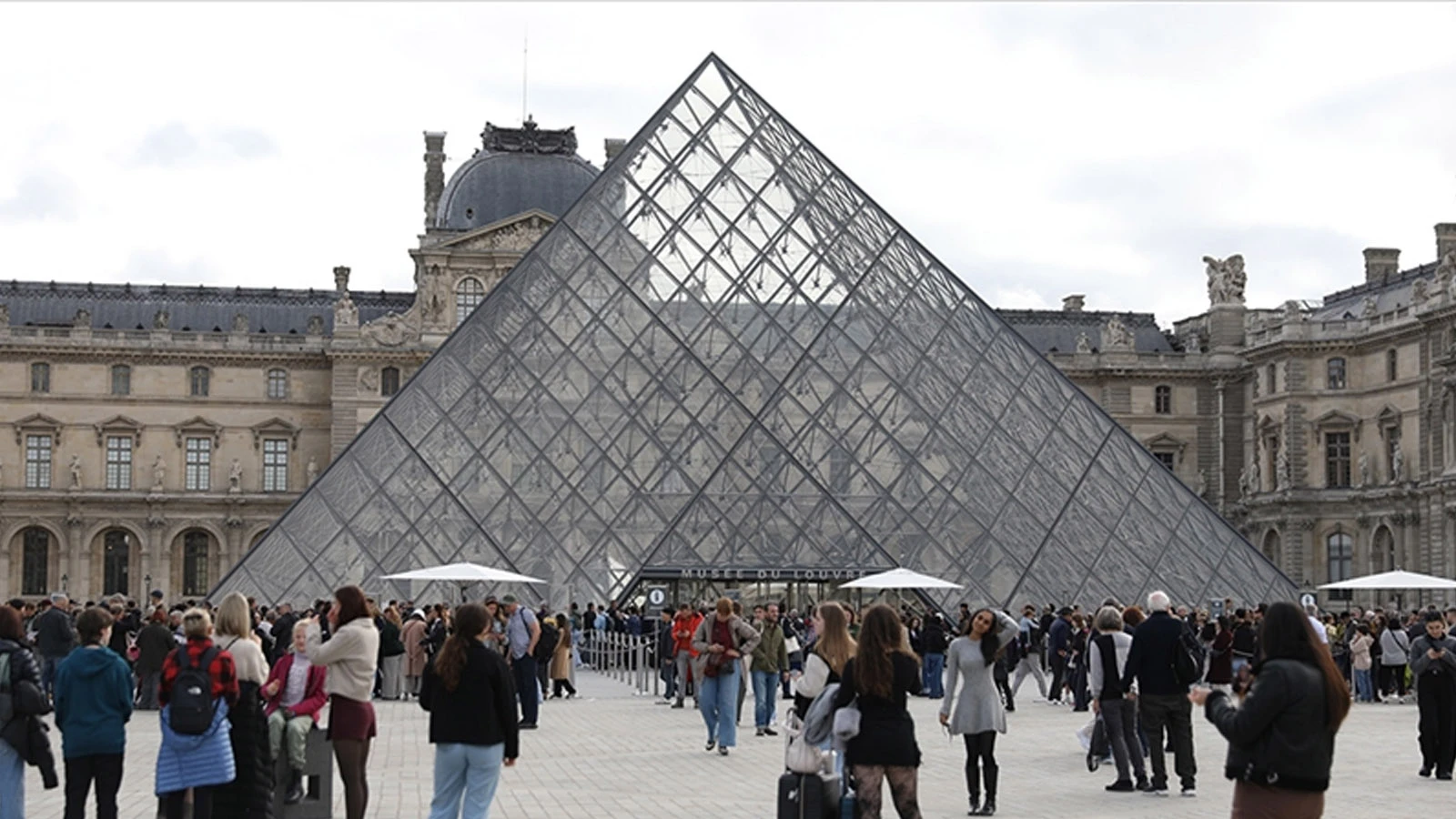Louvre müzesi soygununda yeni perde! "Küçük çaplı suçlular"