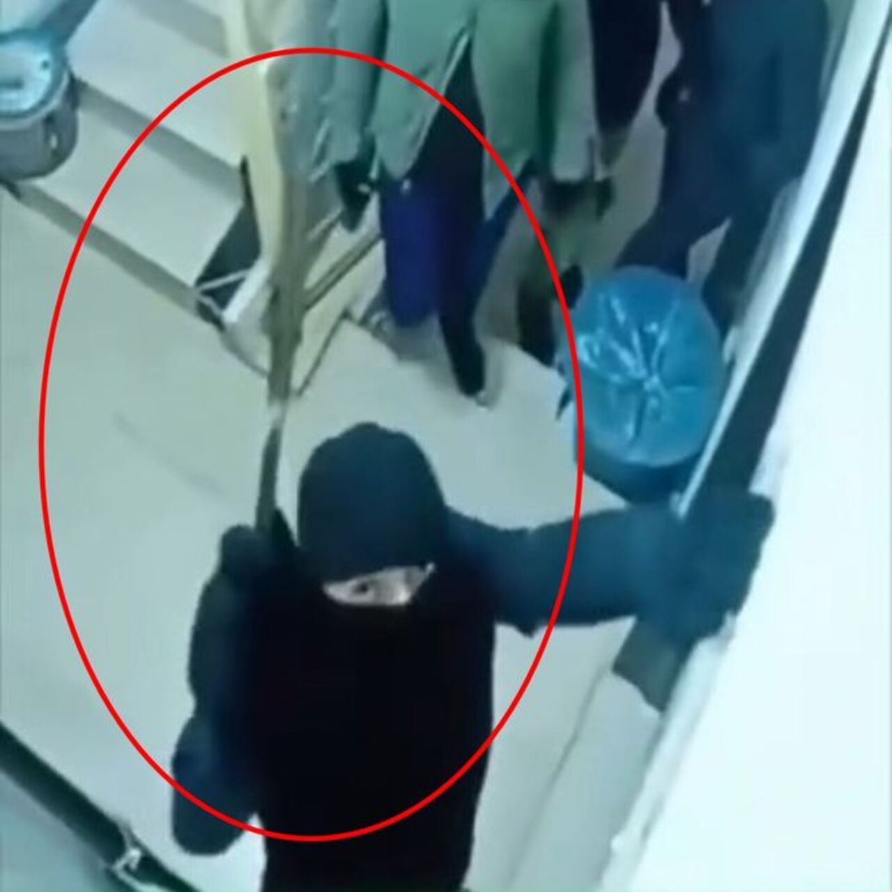 Mardin'de kar maskeli 4 kişi husumetlilerinin kapısını parçaladı!