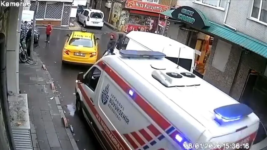 Bayrampaşa'da bir çocuğun ambulansa yol açmak için trafiği yönlendirmesi kamerada 