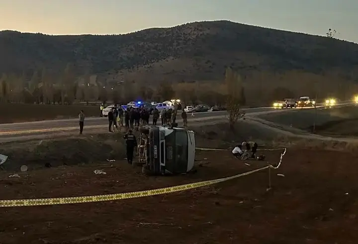 Kahramanmaraş’ta feci kaza! İşçi servisi devrildi: 2 ölü, 7 yaralı