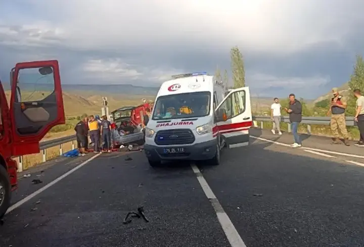 Kars'ta TIR ile otomobil çarpıştı; 1 ölü, 2 yaralı