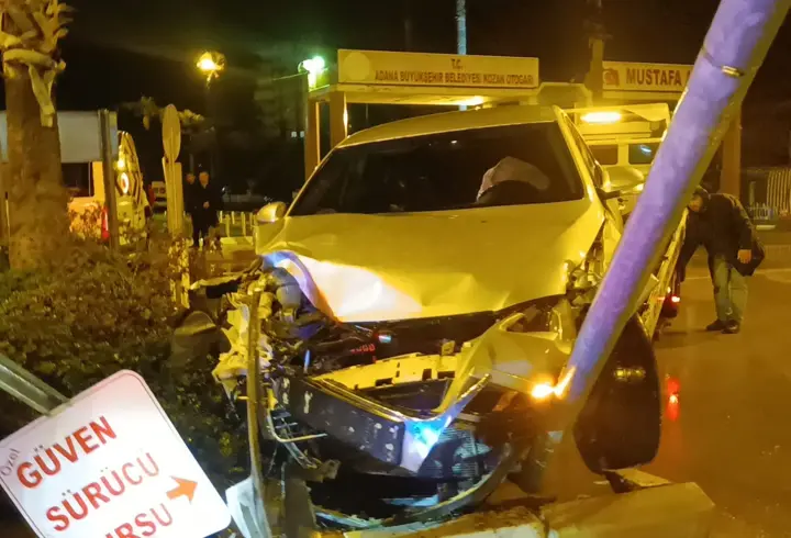 Adana'da otomobil ile minibüs çarpıştı: 3 yaralı