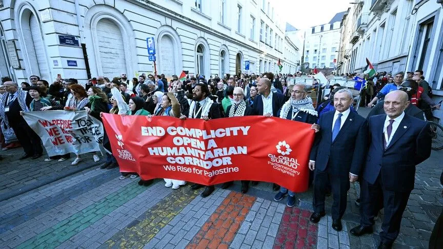 Brüksel'deki Sumud kongresi katılımcıları, Avrupa Parlamentosu önünde protesto eylemi düzenledi