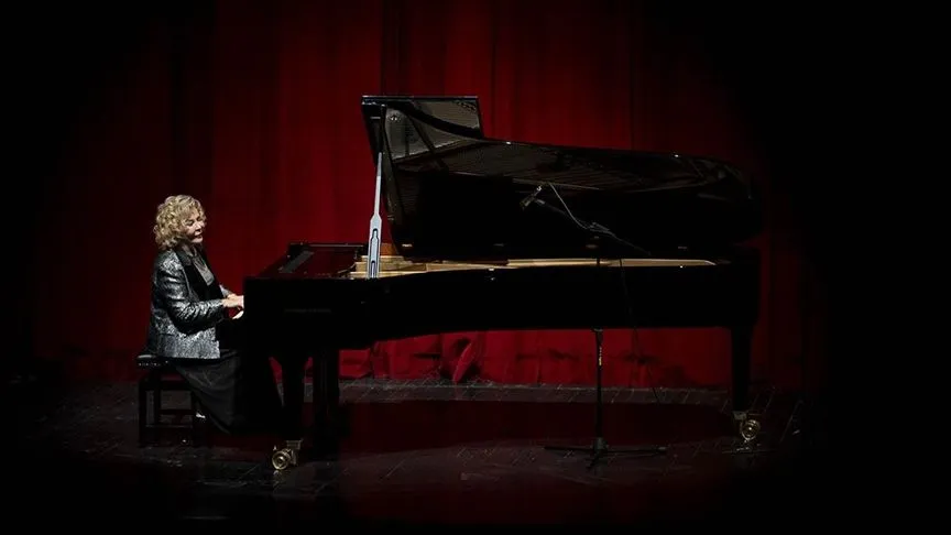 Devlet sanatçısı piyanist Gülsin Onay, mayısta 5 şehirde konser verecek