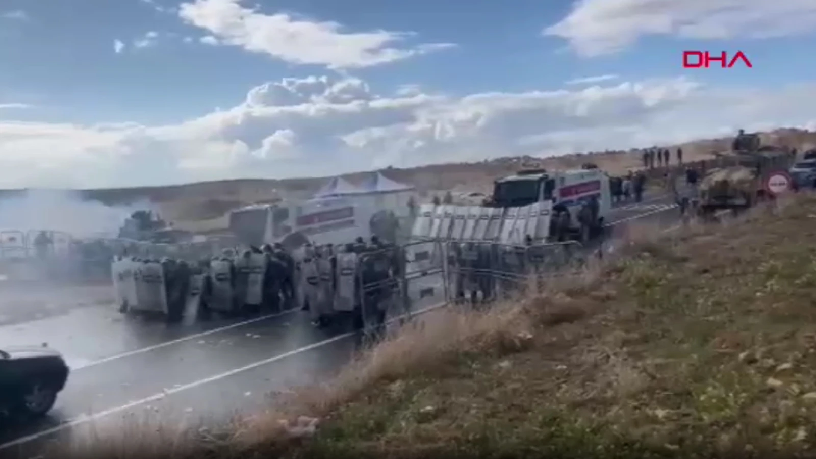 Şanlıurfa'da valiliğin yasak kararına rağmen toplanan kalabalığa polisten müdahale
