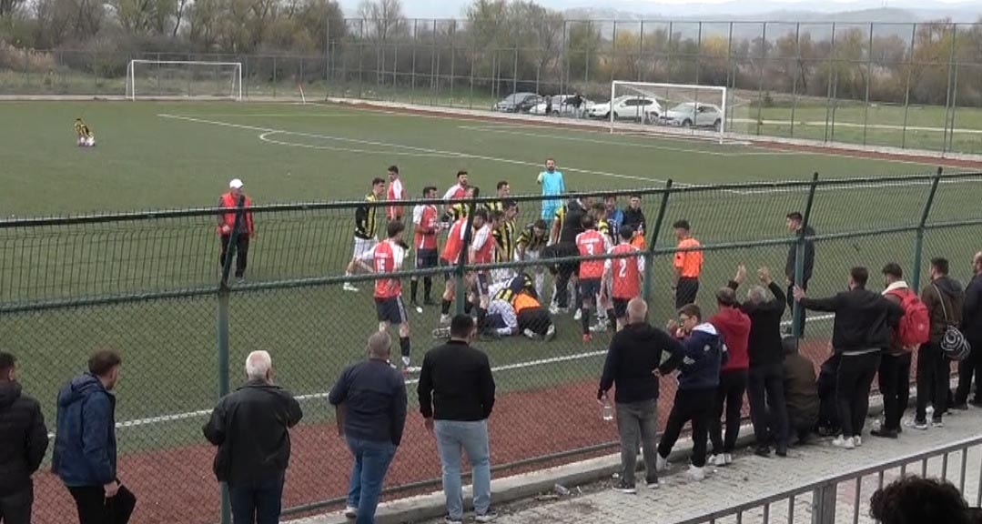 Dili boğazına kaçan futbolcuyu hakem kurtardı