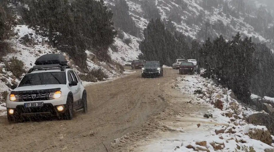Kaş'ta kar sürprizi: Kar görmek isteyenler yolu kilitledi