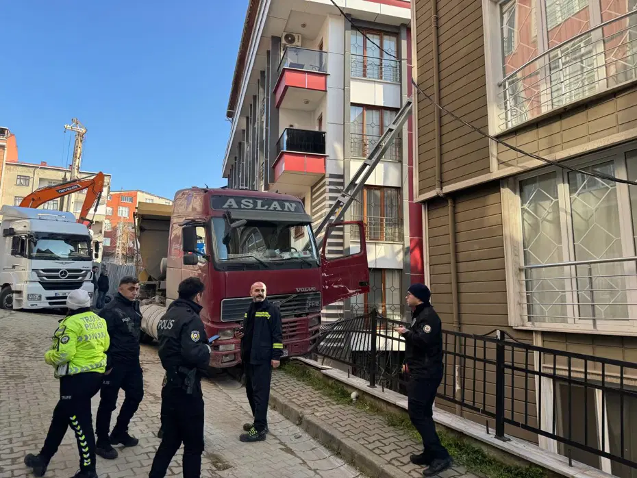 Direğe çarpan kamyon sürücüsü yaşamını yitirdi