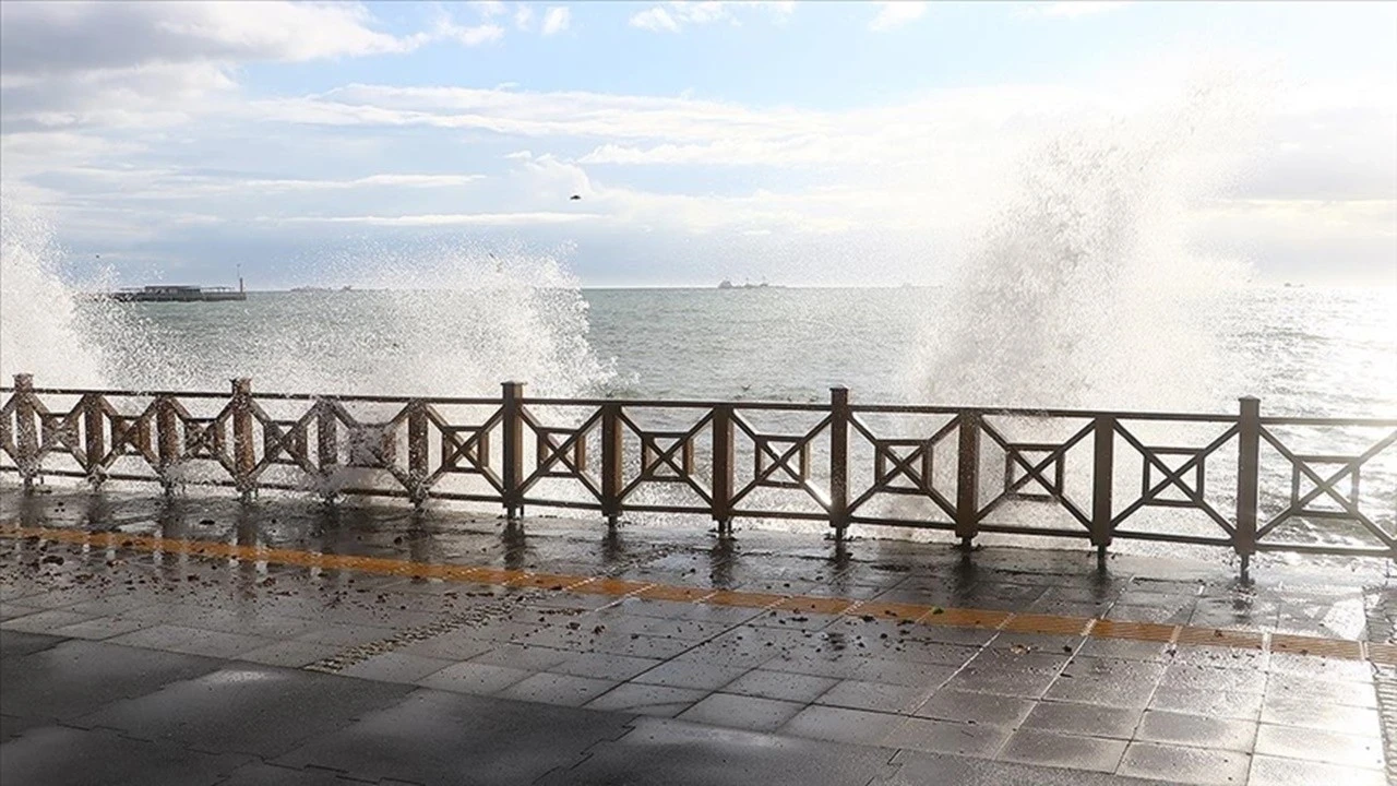 İstanbul’da lodos deniz ulaşımını vurdu: Vapur seferleri iptal