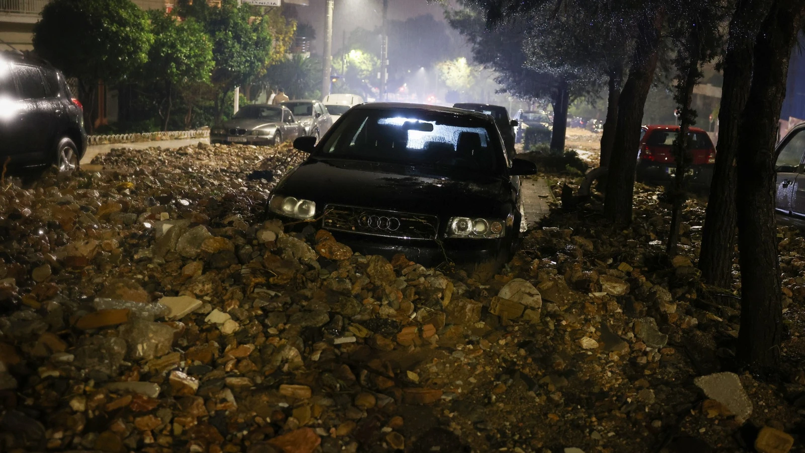 Yunanistan'da olumsuz hava koşulları nedeniyle 2 kişi hayatını kaybetti
