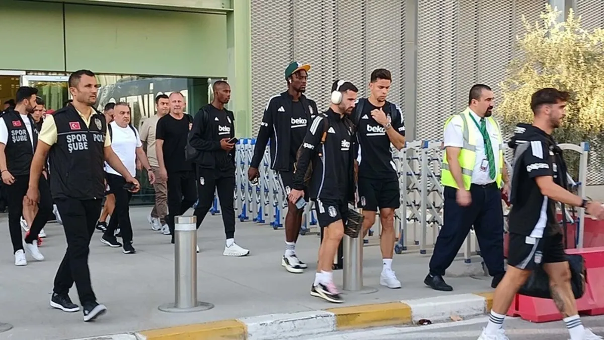 Beşiktaş kafilesi Göztepe maçı için İzmir'e ulaştı