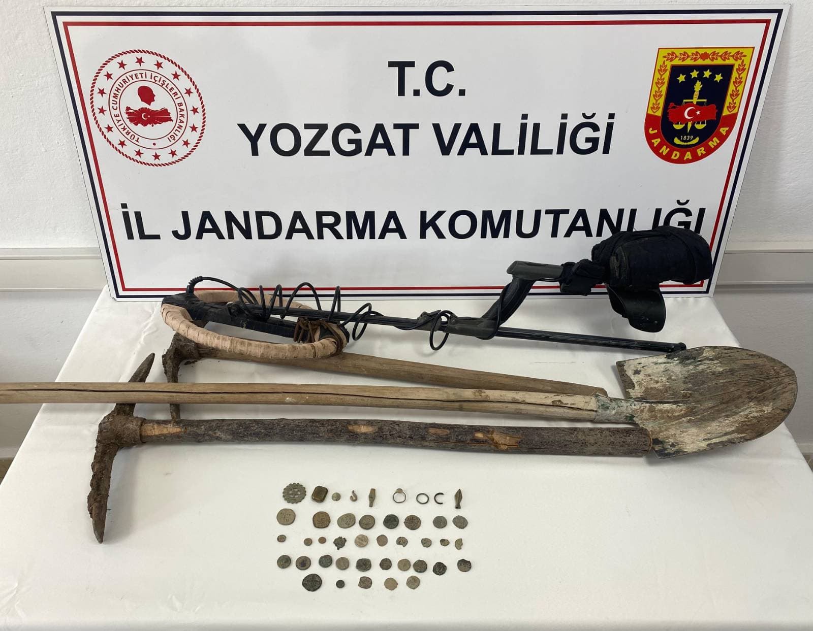 Kaçak kazı yapan 2 kişi suçüstü yakalandı