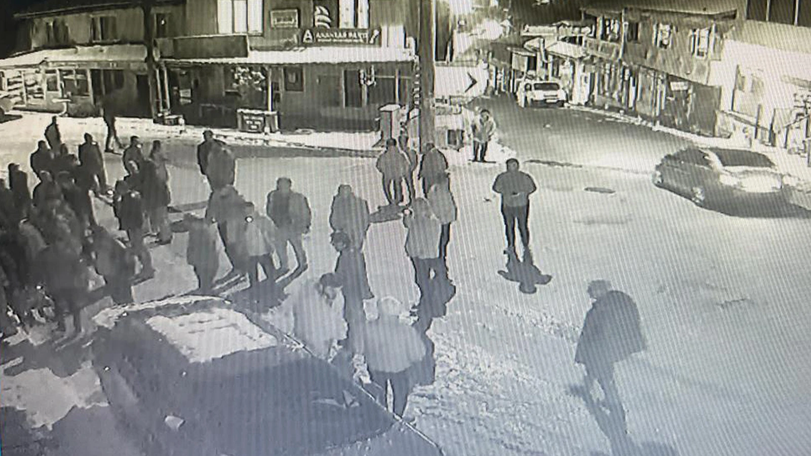17 yaşındaki çocuk, husumetlisini silahla vurdu: 2 gözaltı