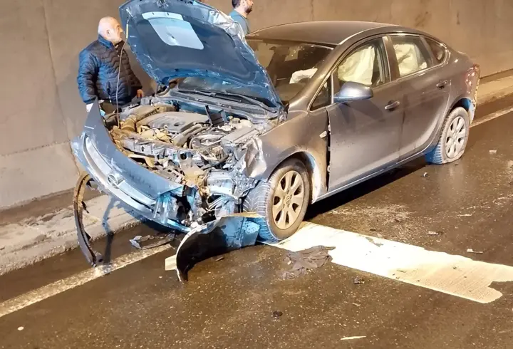 Tünelde 4 araç, zincirleme kazaya karıştı: 3 yaralı