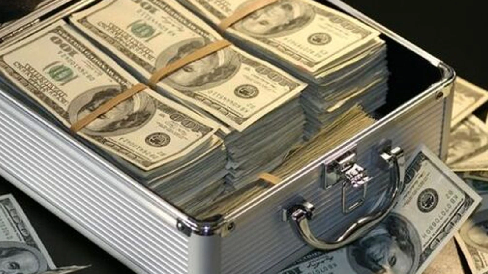 Sokak ortasında içinde 2,7 milyon dolar civarında para olan çantalar çalındı