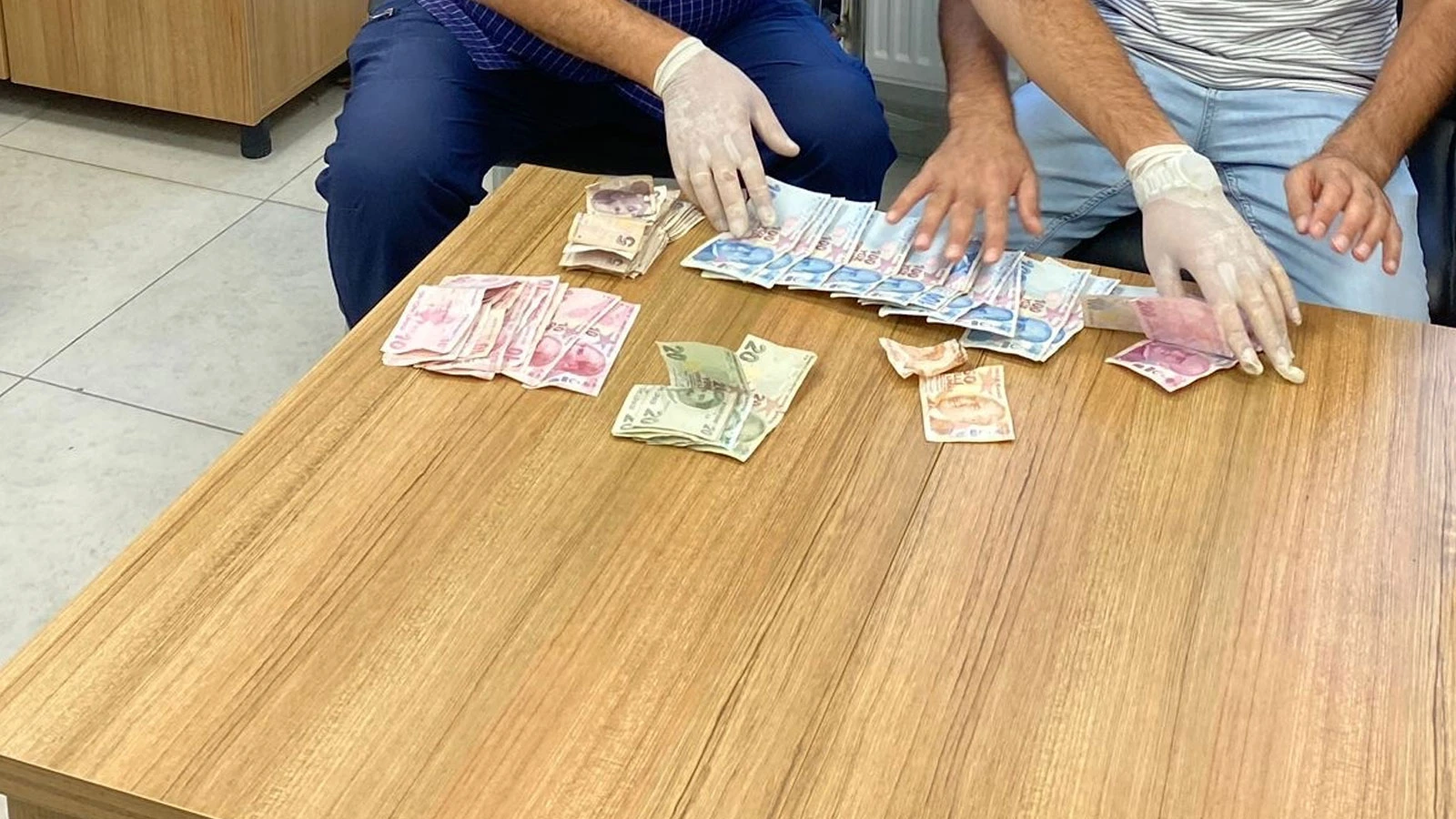 Elazığ'da dilencinin 3 saatte topladığı para şaşırttı