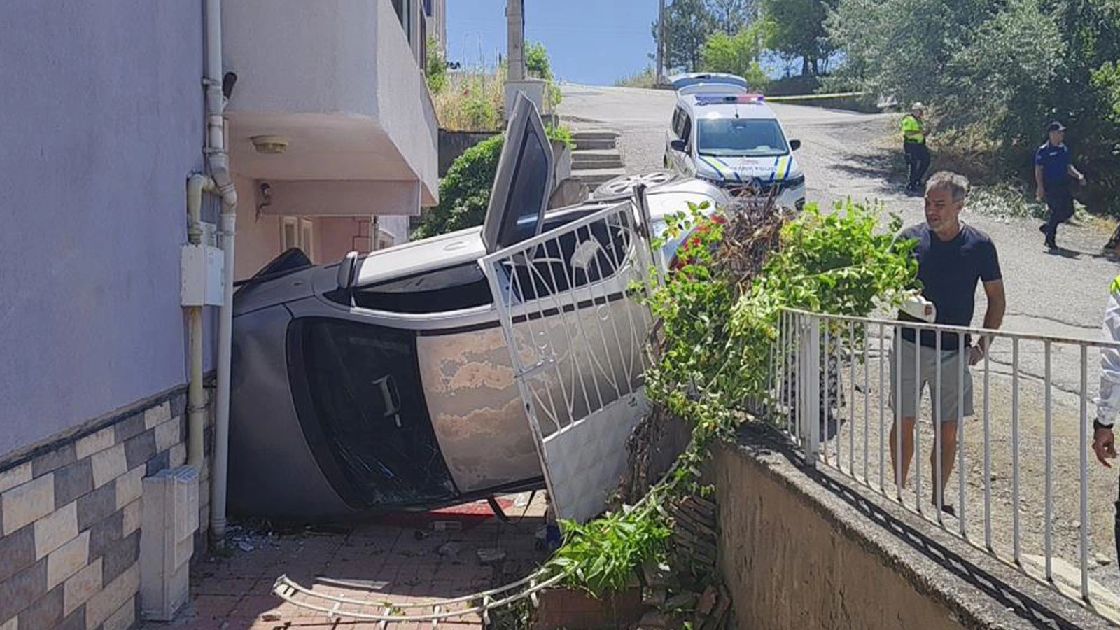Rampa aşağı kayıp ağaca çarpan otomobil apartman girişinde devrildi: 5 yaralı