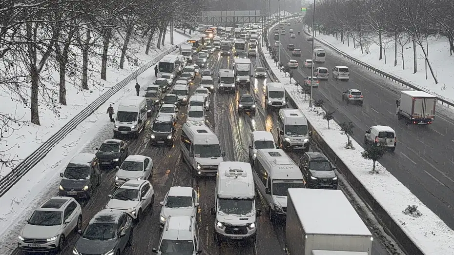 İstanbul'da aniden bastıran kar yağışı ne kadar sürecek? Yarın sabaha dikkat!
