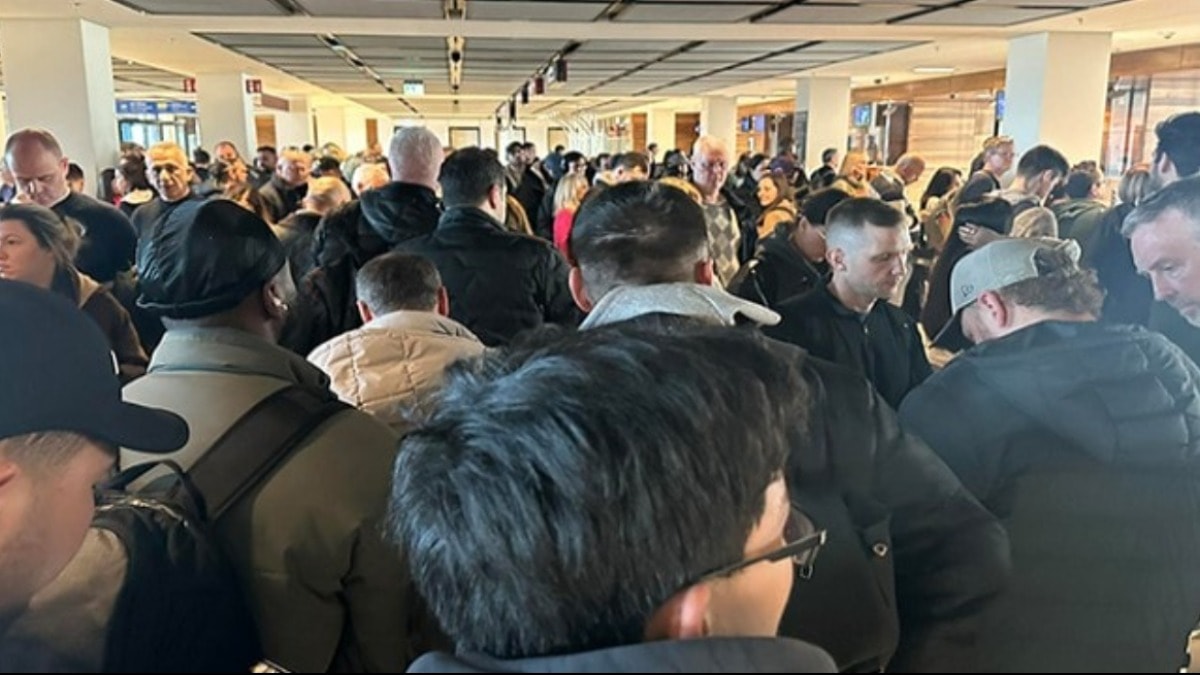 Türk turizmciler havalimanında saatlerce bekletildi