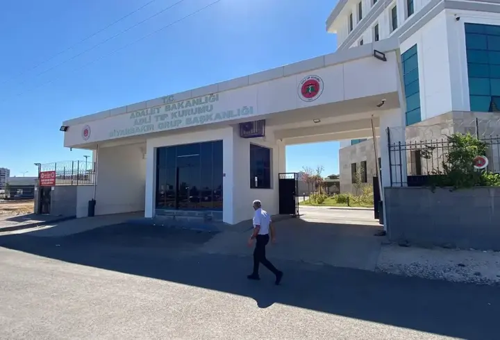 Diyarbakır'da, asansör boşluğuna düşen apartman görevlisi öldü