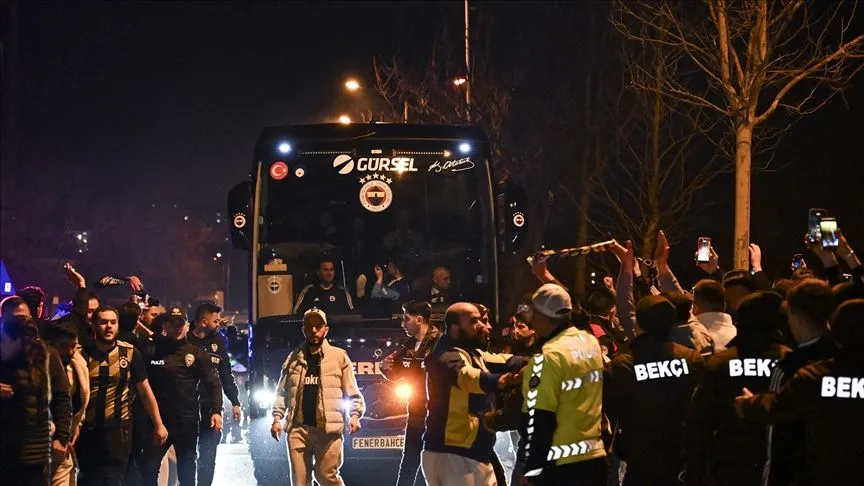 Derbiyi kazanan Fenerbahçe'yi, tesislerinde taraftarları karşıladı