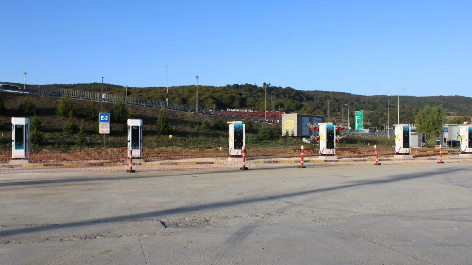 Bolu'da dinlenme tesisinde bulunan çanta sahibine ulaştırıldı