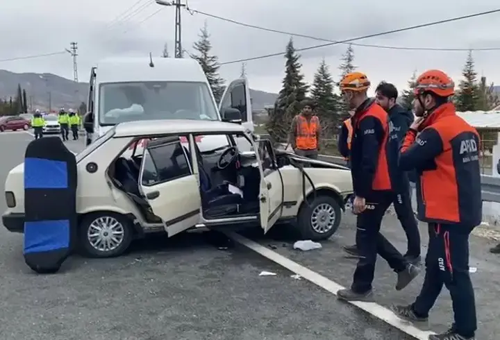 Yolcu minibüsü ile otomobil çarpıştı: 1’i ağır 4 yaralı
