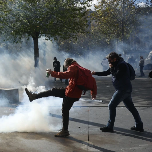 Fransa'da Sular Durulmuyor: Sokaklar Savaş Alanına Döndü