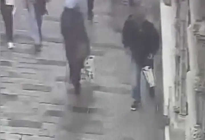 Beyoğlu’nda kaldırımda unutulan bez çantayı çalan şüpheli tutuklandı